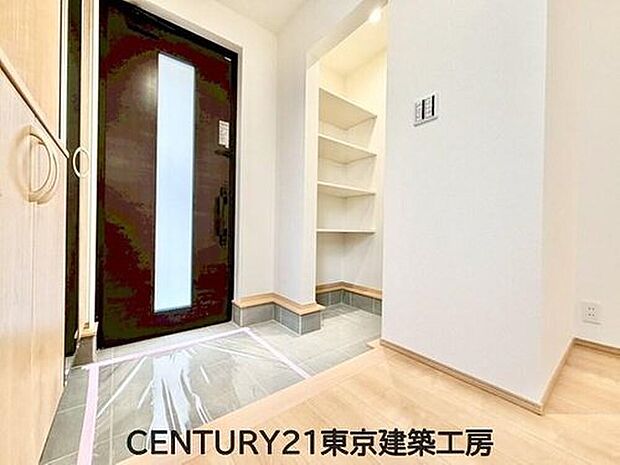 【玄関】住まいの顔とも言われているのが玄関です。清潔感のある玄関は、それだけで住まい全体の印象を大幅にアップさせてくれます。気持ちよく利用することができるでしょう。