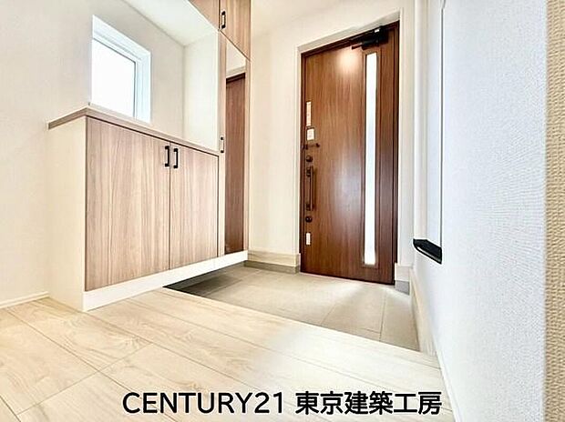 【玄関】住まいの顔とも言われているのが玄関です。清潔感のある玄関は、それだけで住まい全体の印象を大幅にアップさせてくれます。気持ちよく利用することができるでしょう。