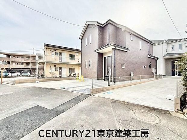 【前面道路含む現地写真】駐車スペース2台分を確保したゆとりある敷地。長期優良住宅認定通知書取得済みで、収納豊富な4LDKプランを採用したご家族にも嬉しい住まいです