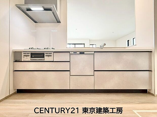 【キッチン】◇調理がはかどるシステムキッチン♪収納豊富で、シンクも作業スペースも広いのでスムーズに料理ができますね。３口コンロ、グリル付き。

