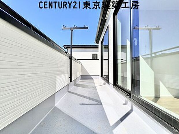 【【同施工会社の施工イメージになります】】【同仕様】
頬をなでる優しい風を感じることが出来るバルコニー。つい深呼吸をしたくなる気持ちの良い場所はこのお部屋の自慢です。お洗濯物を干すスペースとしても十分な広さがあります。
