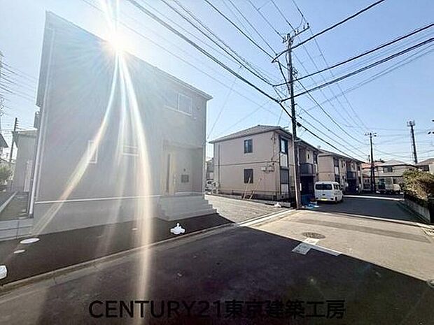 【前面道路含む現地写真】この街とこの家で暮らしたくなる魅力が満載。利便性と自然、周辺環境の心地よさは写真や文章では伝えきれません。日々の動線や採光、周辺施設との距離感まで、ぜひ現地でご体感ください。