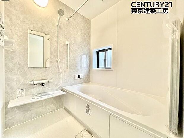 【同形状・同仕様写真(浴室）】【同仕様】お風呂場というのは、1日の疲れを癒すためのスペースでもあります。だからこそ、ゆったりとしたスペースを確保しました。疲れを癒し、リラックスタイムを楽しめるでしょう。