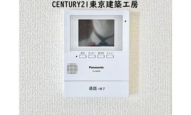 【TVモニター付きインターホン】外出中も来訪者をカラー画面と音声でしっかり録画します。在宅時にも鮮明なモニターでしっかり相手を確認できます！防犯のスタート、安心の一歩は玄関からですね。

