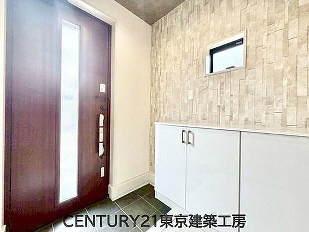 【玄関】住まいの顔とも言われているのが玄関です。清潔感のある玄関は、それだけで住まい全体の印象を大幅にアップさせてくれます。気持ちよく利用することができるでしょう。