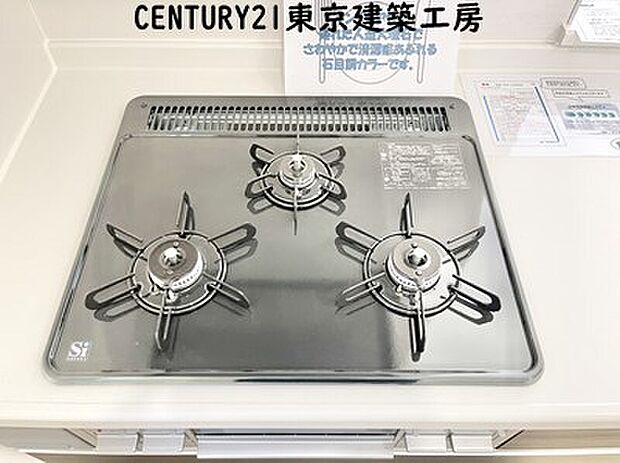 【【同施工会社の施工イメージになります】】【同仕様】◇調理がはかどるシステムキッチン♪収納豊富で、シンクも作業スペースも広いのでスムーズに料理ができますね。３口コンロ、グリル付き。
