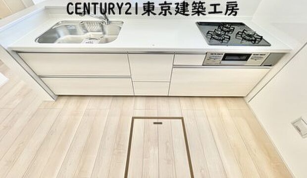 【【同施工会社の施工イメージになります】】【同仕様】キッチンは収納数もさる事ながら、リビングで寛ぐ家族や小さなお子様を見守りながら料理が出来る「対面式の温もり設計」。キッチンから立ち込める香りが今日の料理を期待させます。
