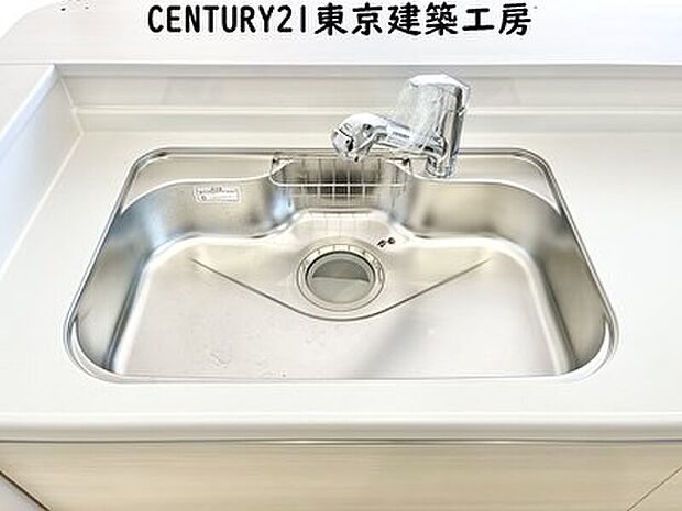 【【同施工会社の施工イメージになります】】【同仕様】◇調理がはかどるシステムキッチン♪収納豊富で、シンクも作業スペースも広いのでスムーズに料理ができますね。３口コンロ、グリル付き。
