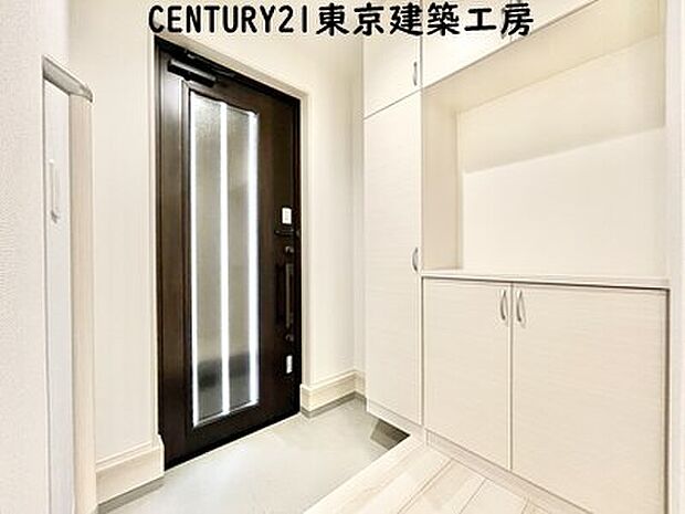 【【同施工会社の施工イメージになります】】【同仕様】住まいの顔とも言われているのが玄関です。清潔感のある玄関は、それだけで住まい全体の印象を大幅にアップさせてくれます。気持ちよく利用することができるでしょう。
