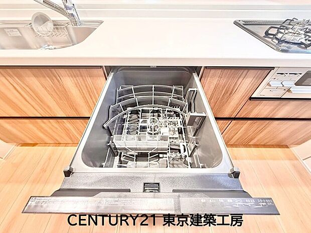 【キッチン】家事の最も強い味方の一つ…ビルトイン型の食器洗浄乾燥機。手洗いでは落ちない汚れも高温・高圧ですっきり。お片付けの時間を短縮してくれるのも嬉しいですね。
