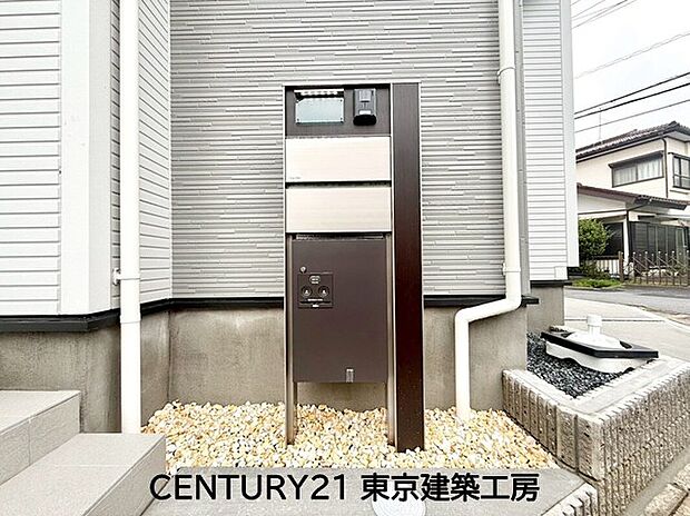 【宅配ボックス】頬をなでる優しい風を感じることが出来るバルコニー。つい深呼吸をしたくなる気持ちの良い場所はこのお部屋の自慢です。お洗濯物を干すスペースとしても十分な広さがあります。