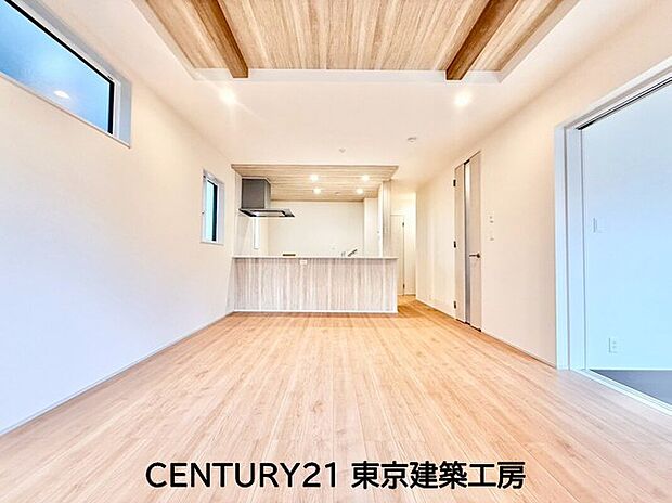 【リビング】◇採光良好なリビングは、ご家族の憩いの空間。居心地の良い快適な安らぎの場所にもなりそうです。
