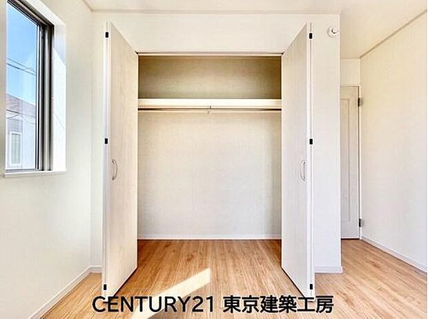 【同形状・同仕様写真(その他内観)】【同仕様】
各居室のクローゼットはスーツ類から丈の長いコート類まで何でも収納できる便利なスペースです。衣装ケースと併用することでセーター類なども収納でき自分だけのスペースにできます。