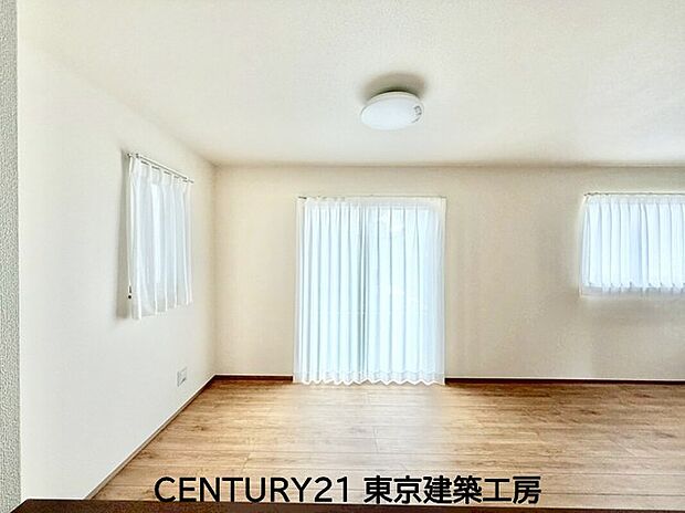 【リビング】◇大きな窓のあるリビングは、陽光あふれる明るい空間です。居心地良く、ご家族皆がゆったり寛げる憩いの空間となりそうです。
