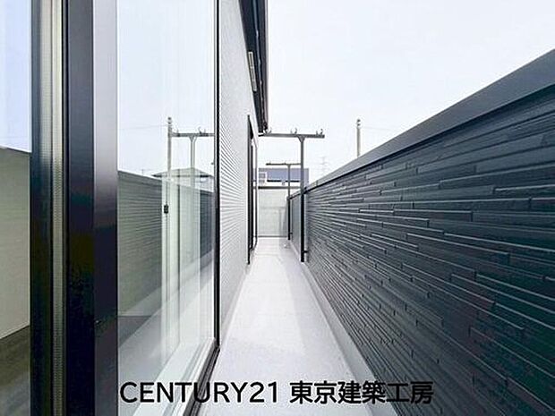 【バルコニー】風をしっかりと感じられるバルコニーでは、毎日が洗濯日和です。広々としているので洗濯も楽しくなるでしょうし、気分転換にバルコニーからの眺めを楽しむのもいいでしょう。