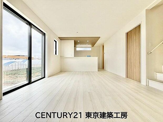 【リビング】◇大きな窓のあるリビングは、陽光あふれる明るい空間です。居心地良く、ご家族皆がゆったり寛げる憩いの空間となりそうです。