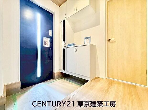 【玄関】◇人を迎え入れる最初の場所だからこそ、清潔感がある空間にして頂ける様にゆとりあるシューズボックスを設置しました。おでかけの時も帰った時も、「我が家」を最初に感じでもらえる素敵な空間に。