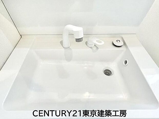 【同形状・同仕様写真(洗面)】洗面台で身だしなみを整え、最終チェックをすることも多いでしょう。大きな鏡が用意されていますので、全体をチェックできるようになっています。