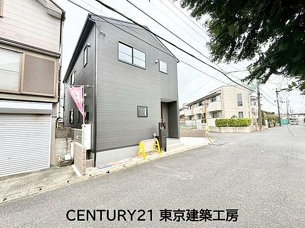 【前面道路含む現地写真】北東側6.1m幅の道路に面した住環境です。車の出入りや道路幅、交通量、周辺の街並みなど写真だけでは分かりにくい点も現地で確認できます。