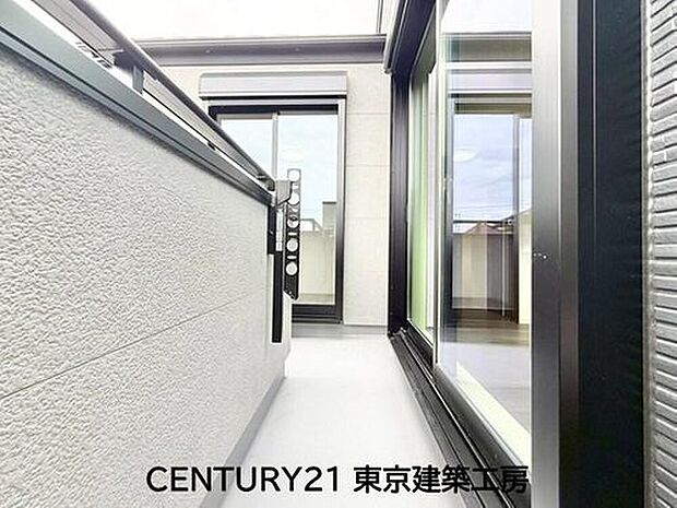 【バルコニー】頬をなでる優しい風を感じることが出来るバルコニー。つい深呼吸をしたくなる気持ちの良い場所はこのお部屋の自慢です。お洗濯物を干すスペースとしても十分な広さがあります。