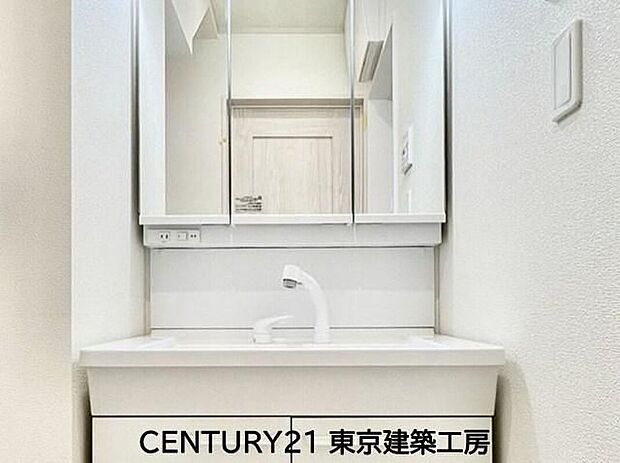【同形状・同仕様写真(その他内観)】洗面台で身だしなみを整え、最終チェックをすることも多いでしょう。大きな鏡が用意されていますので、全体をチェックできるようになっています。