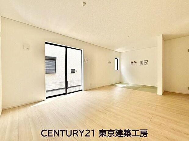 【リビング】◇採光良好なリビングは、ご家族の憩いの空間。居心地の良い快適な安らぎの場所にもなりそうです。