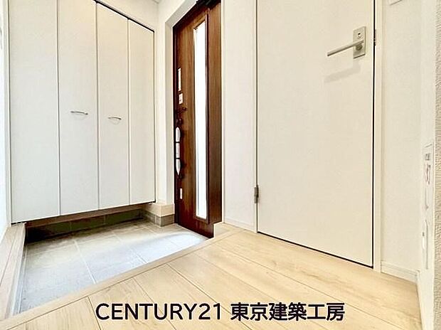 【玄関】住まいの顔とも言われているのが玄関です。清潔感のある玄関は、それだけで住まい全体の印象を大幅にアップさせてくれます。気持ちよく利用することができるでしょう。