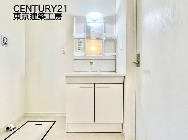 【同形状・同仕様写真(その他内観)】【同仕様】◇３面鏡の洗面台は見やすく、更に、鏡裏に収納がありスッキリと収納できます♪脱衣所は小窓があるので、換気もできます。