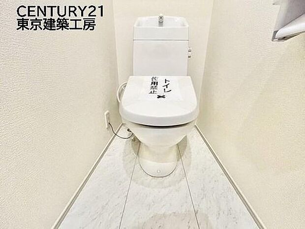 【同形状・同仕様写真(トイレ)】トイレを癒しの場と考える人は少なくありません。だからこそ、くつろげる場所であってほしいと思っている人も多いでしょう。機能面でも癒しやくつろぎの空間に相応しいトイレとなっています。