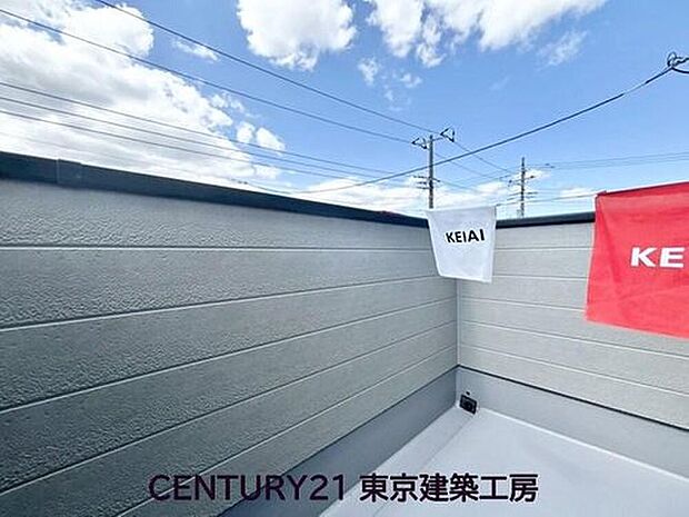 【バルコニー】風をしっかりと感じられるバルコニーでは、毎日が洗濯日和です。広々としているので洗濯も楽しくなるでしょうし、気分転換にバルコニーからの眺めを楽しむのもいいでしょう。