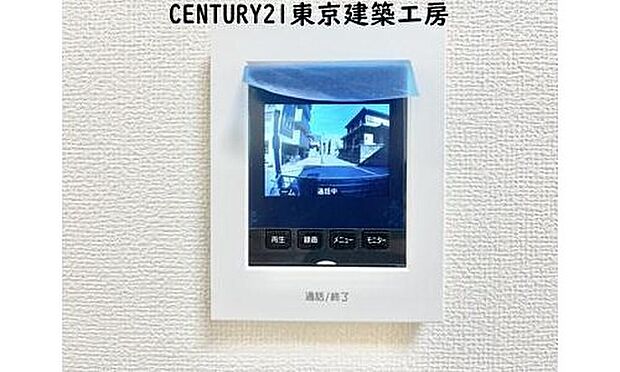 【【TVモニタ付インターホン 】】外出中も来訪者をカラー画面と音声でしっかり録画します。在宅時にも鮮明なモニターでしっかり相手を確認できます!防犯のスタート、安心の一歩は玄関からですね。
