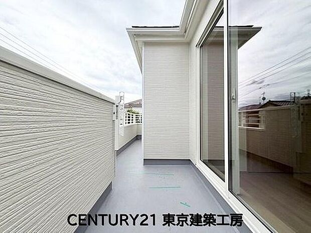 【 バルコニー】風をしっかりと感じられるバルコニーでは、毎日が洗濯日和です。広々としているので洗濯も楽しくなるでしょうし、気分転換にバルコニーからの眺めを楽しむのもいいでしょう。