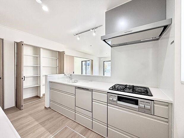 ■シンプルで機能的、毎日使いやすいキッチン