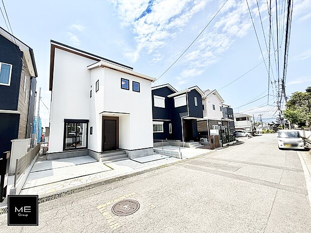 【前面道路含む現地写真】■暮らしを彩る充実した設備仕様が備わった新築戸建
