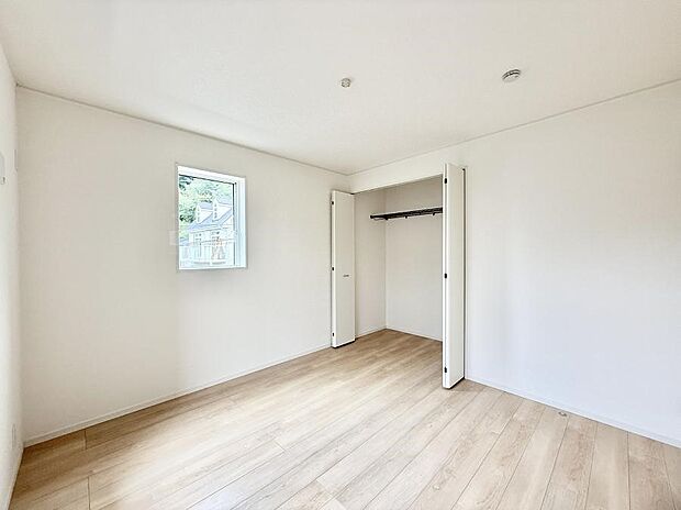 【寝室】■窓の配置や通気性の良い設計で部屋の空気がこもらず、常に新鮮な空気が流れます