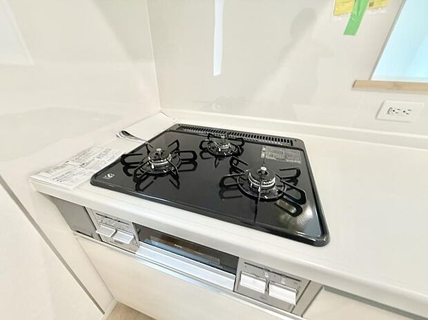 【3口ガスコンロ】■一度に多くの料理ができ便利で効率的