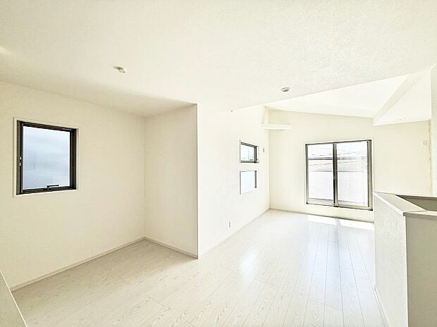 【リビング】■光と風を感じる、リラックスできる空間