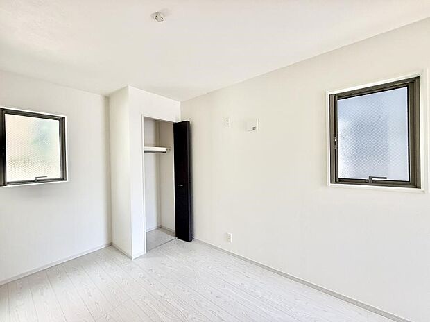 【リビング以外の居室】■落ち着いた色合いのお部屋で穏やかな時間を楽しめます