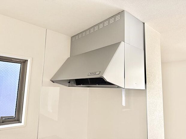 【レンジフード】■調理時の蒸気や匂いが換気扇に誘導され、効率的に排煙ができます。