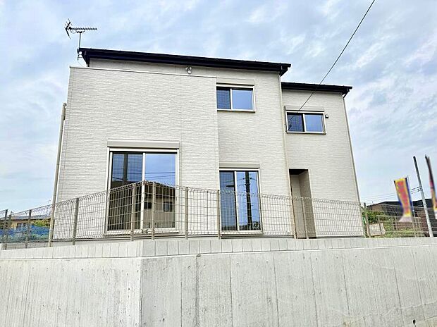 【現地外観写真】■家族みんなが笑顔で過ごせる、安心感のある住まい