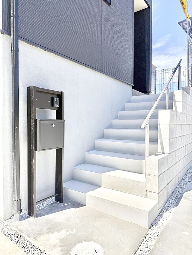 【玄関】■ シンプルで美しく、住まいの第一印象を彩る玄関です