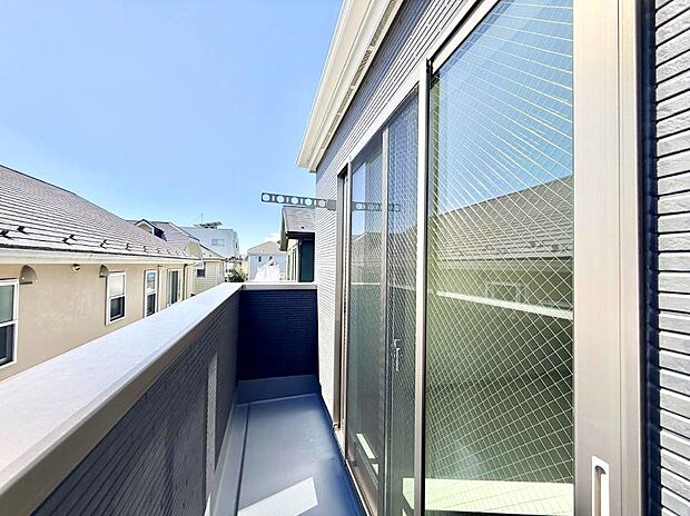 【バルコニー】■ 季節の移ろいを感じられる開放的な空間です