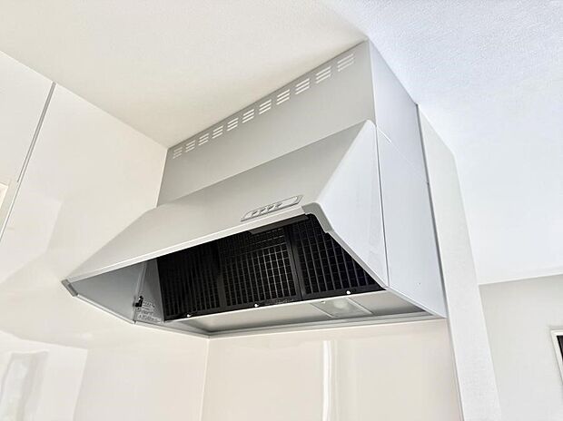 【レンジフード】■調理時の蒸気や匂いが換気扇に誘導され、効率的に排煙ができます。