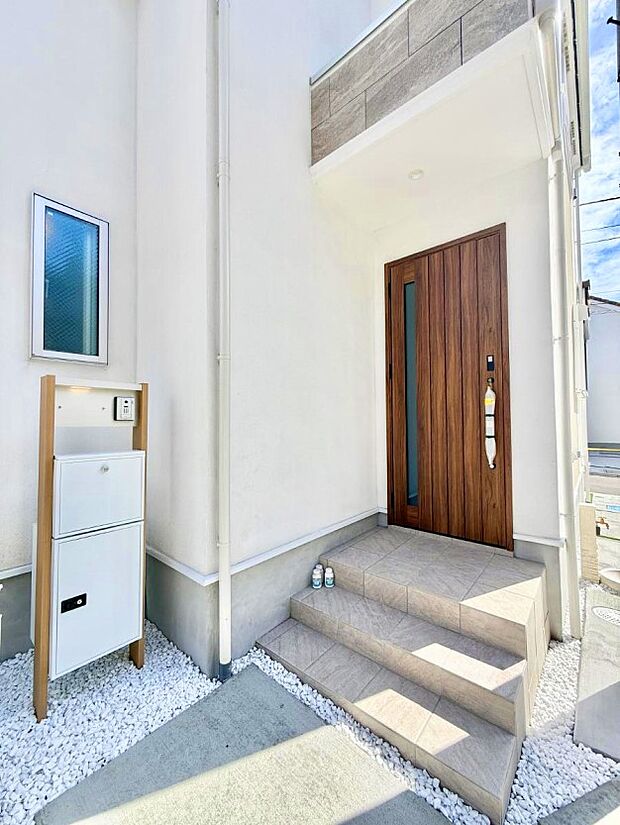 【玄関】■ 帰るたびにホッとする、安心感のある佇まい