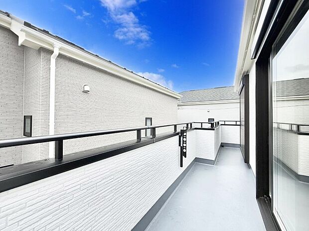 【バルコニー】■ 季節の移ろいを感じられる開放的な空間です