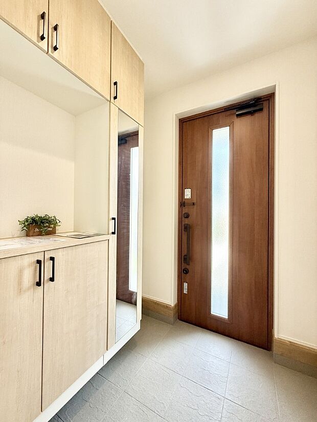 【玄関】■ 毎日を気持ちよく迎える、明るく温もりのある玄関