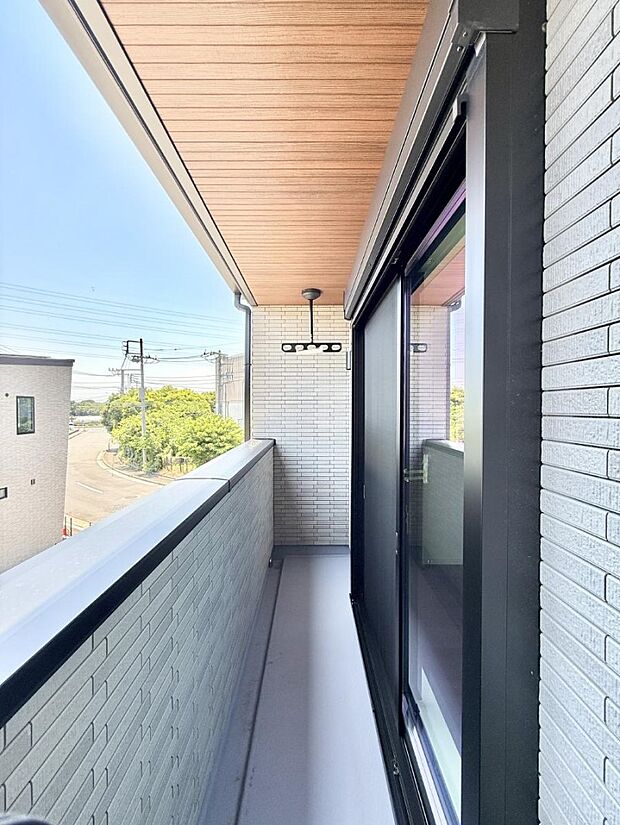 【バルコニー】■ 心地よい風と光を感じる、くつろぎのバルコニー