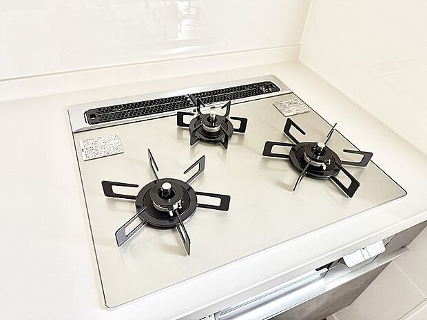 【3口ガスコンロ】■3口コンロのシステムキッチンで料理の手順もスムーズに