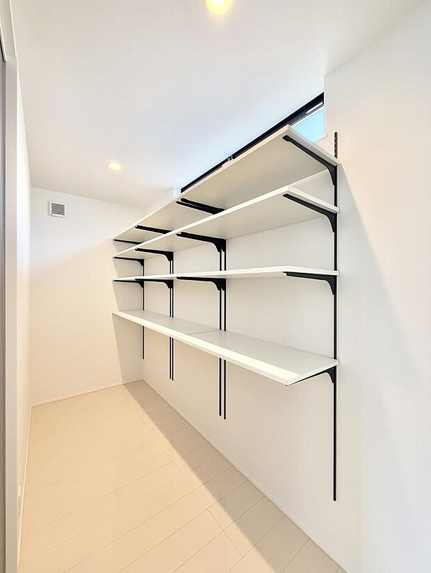 【収納】■キッチンには食品貯蔵にとても便利なパントリーあり