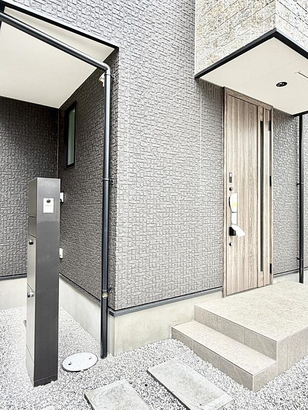 【玄関】■ シンプルで美しく、住まいの第一印象を彩る玄関です